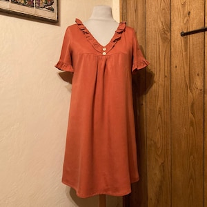 Wide trapeze dress with short sleeves and V neckline, made from a twill tencel fabric