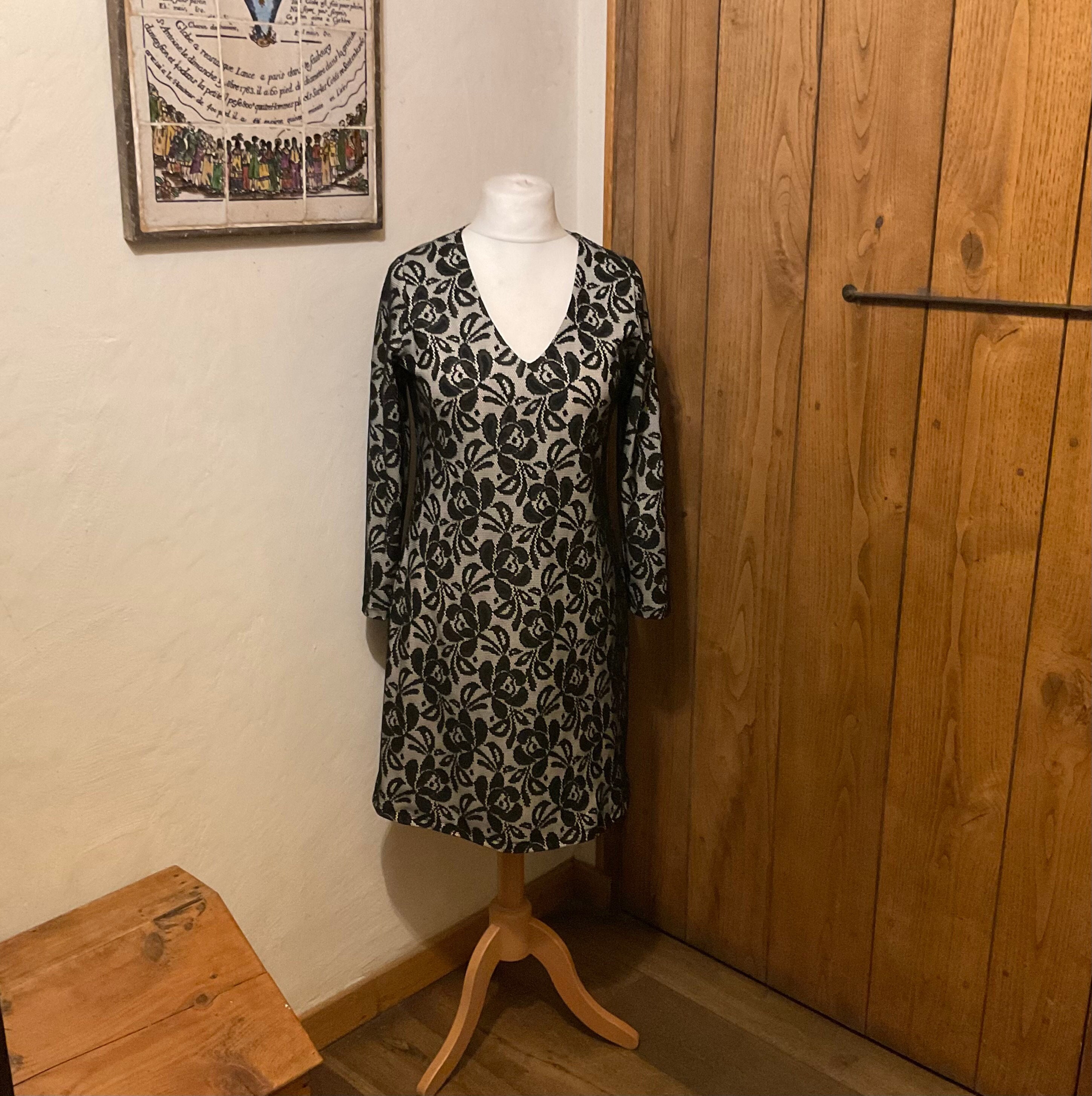 Vestido trapecio de punto de encaje con grandes flores negras