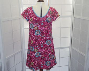 Loose swing dress with short sleeves in shades of pink, blue, white and yellow