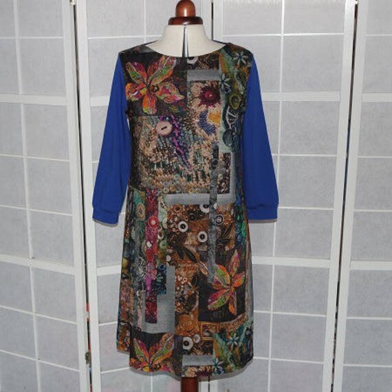 Trapeze dress in multicolored patterned jersey on Black background and 3-quarter blue sleeves