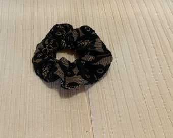 Chouchou scrunchy élastique cheveux, bracelet tissu, réalisé dans un tissu chic brodé tissé