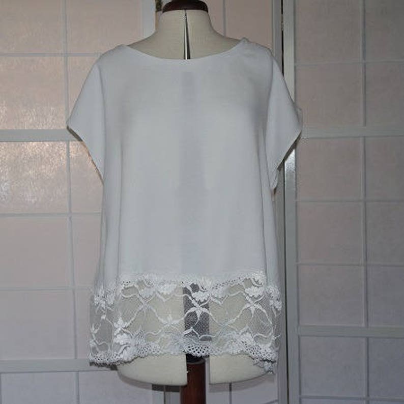 Tunique ample forme trapèze en crêpe de polyester blanc avec bord en dentelle blanche image 1