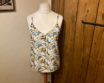 Top, tunique, débardeur femme, ample et fluide, encolure en V devant et dos, à motifs fleurs bleu et jaune sur fond blanc