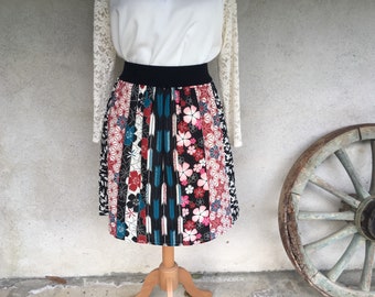 Damska spódnica z elastyczną talią z japońskiej tkaniny w geometryczne wzory i czarne, beżowe, bordowe i niebieskie kwiaty