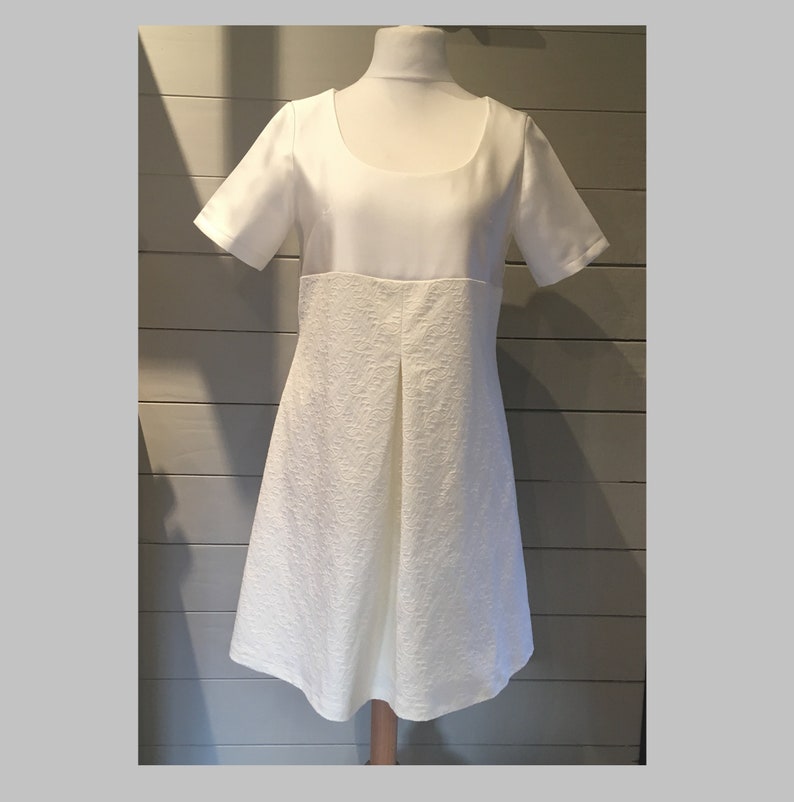 Robe de mariée civile courte en jacquard et satin duchesse