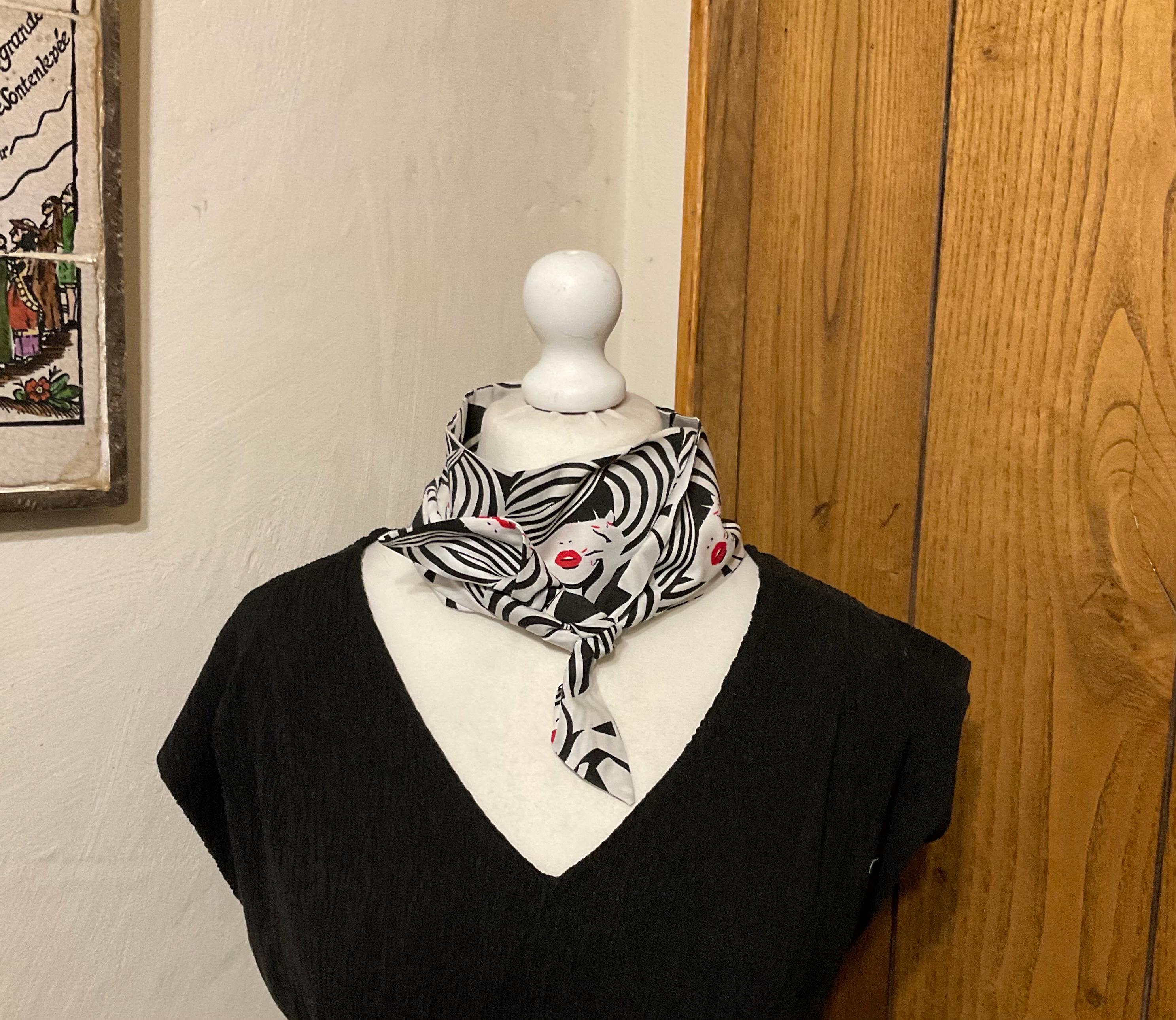 Foulard Lavallière Rétro à Motifs Géométriques Multicolores - Occasion En Parfait état, Polyester