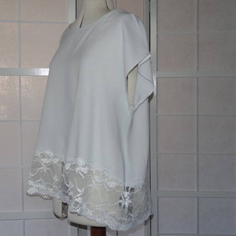 Tunique ample forme trapèze en crêpe de polyester blanc avec bord en dentelle blanche image 2