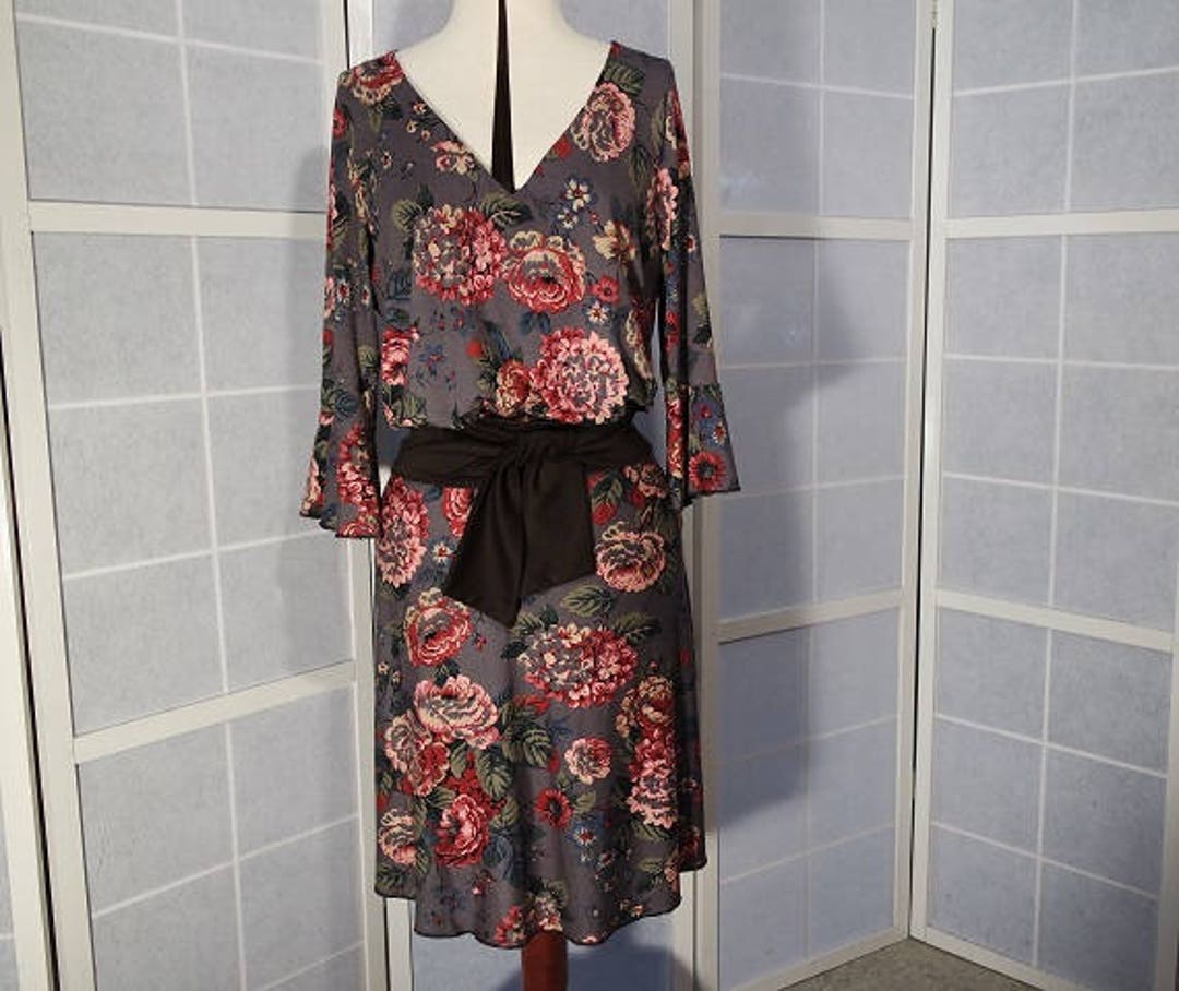 Trapeze-shaped jersey dress, floral in shades of grey, red and pink, 3/4 sleeves