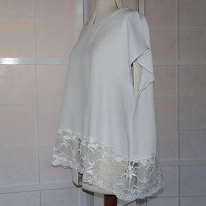 Tunique ample forme trapèze en crêpe de polyester blanc avec bord en dentelle blanche image 3