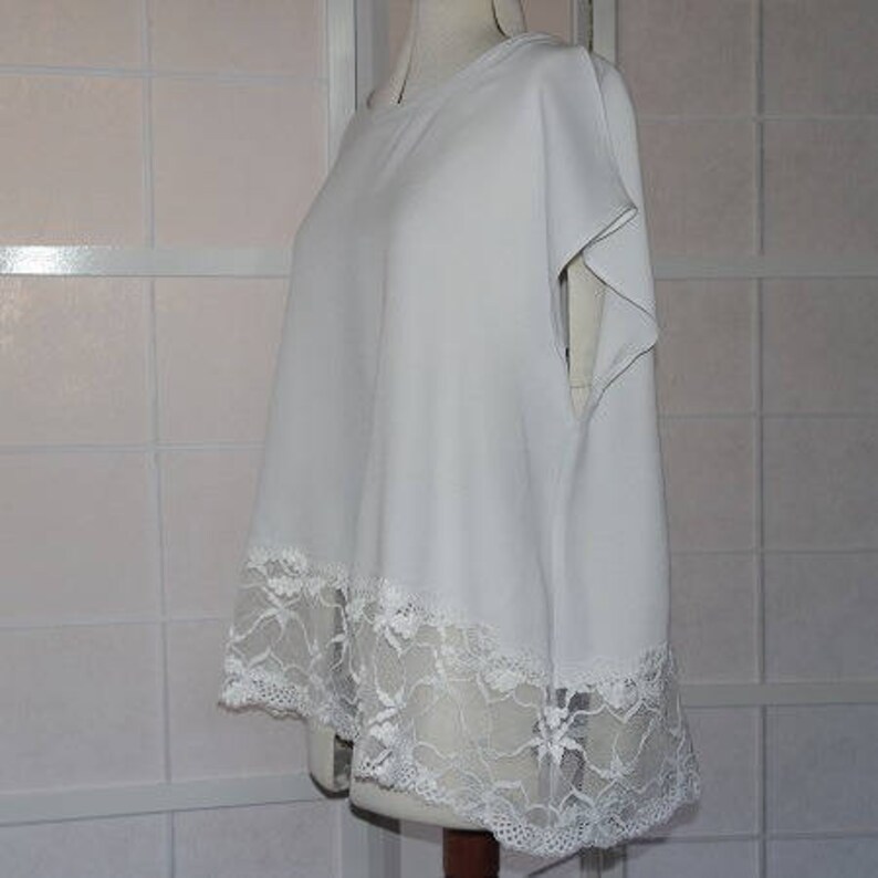 Tunique ample forme trapèze en crêpe de polyester blanc avec bord en dentelle blanche zdjęcie 3