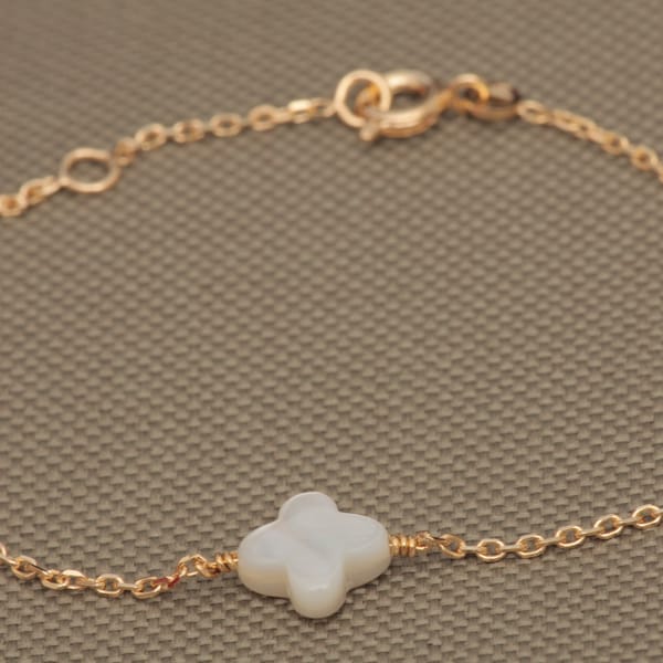 Bracelet femme petit trèfle en nacre blanche véritable monté sur une chaine en plaqué or OU en argent massif