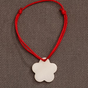 Adjustable children's bracelet with white mother-of-pearl flower charm for stylish little girls!