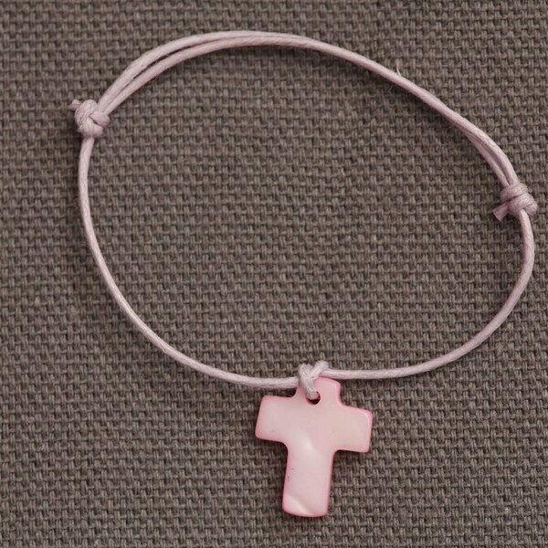 Bracelet enfant ou adulte et breloque mini croix en nacre rose véritable montée sur un cordon ajustable