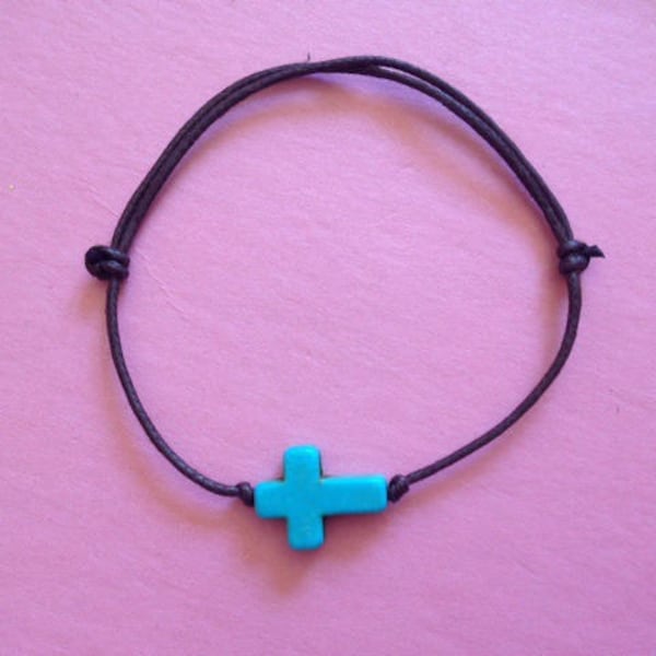 Bracelet unisexe et sa croix en pierre couleur turquoise montée sur un cordon en coton ajustable