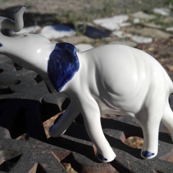 Blanc et bleu éléphant de porcelaine, miniature éléphant, miniature en porcelaine, miniature éléphant
