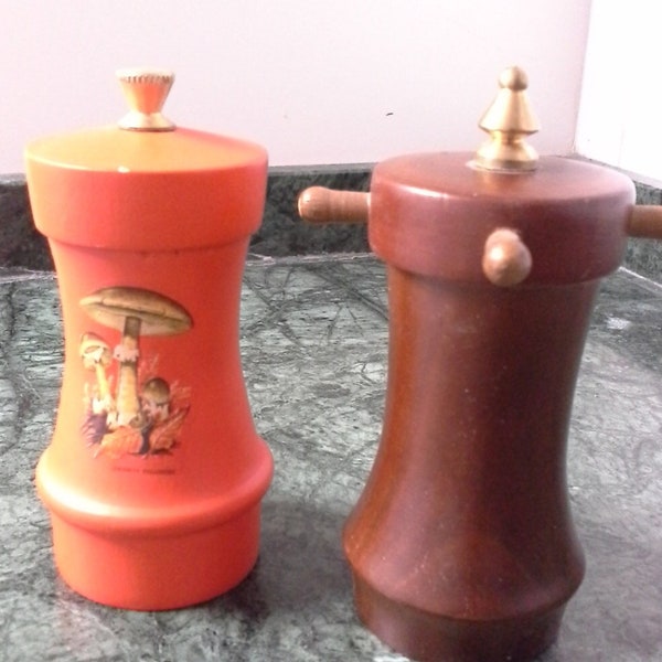 Vintage Black Pepper & Hot Pepper Grinders, Salt and Pepper, Handmade wooden Grinder made in Italy,  country cottage kitchen