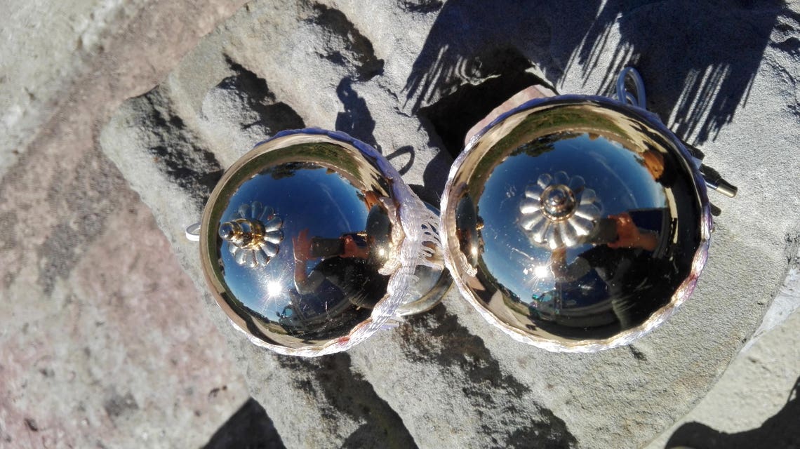 Couple of  lamps with shades, table lamps, gold charms, colors of nature in spring, easter, st patrick's day, foto 3 di 5