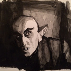 Puede incluir: Una pintura de acuarela en blanco y negro de un vampiro. El vampiro tiene la piel pálida, orejas puntiagudas y colmillos afilados. La obra de arte utiliza sombras oscuras para crear un efecto dramático, con la mirada del vampiro dirigida hacia el espectador.