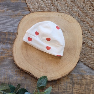 Bonnet de naissance personnalisable pour bébé thème petits cœurs image 1