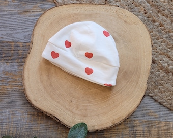 Bonnet de naissance personnalisable pour bébé - thème petits cœurs