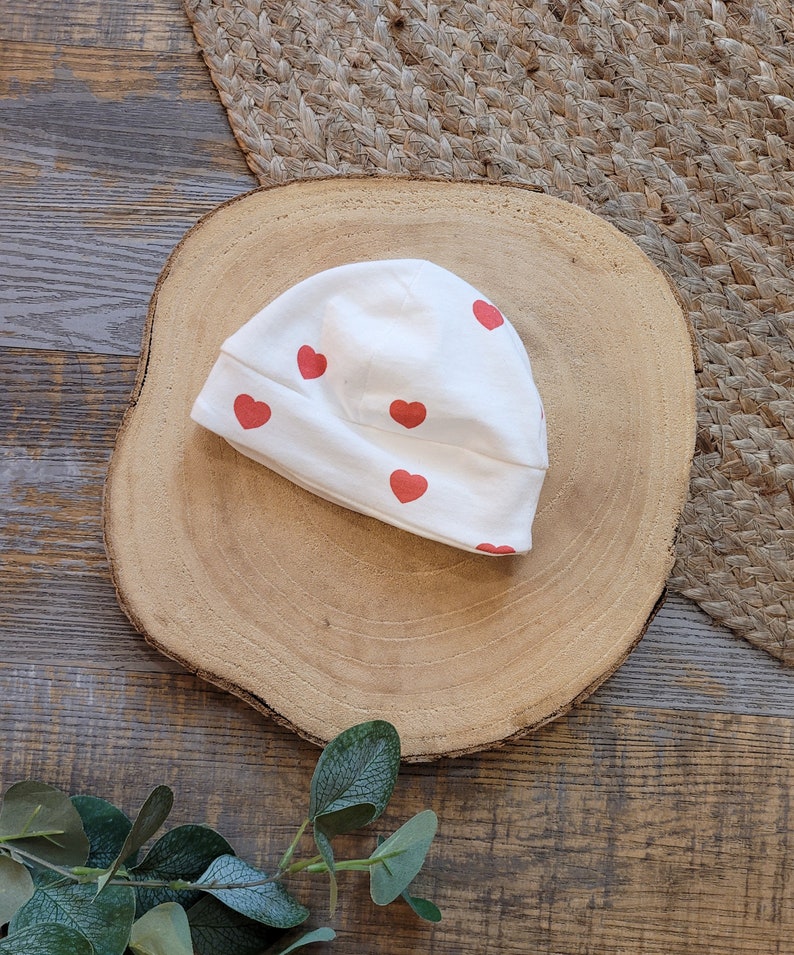 Bonnet de naissance personnalisable pour bébé thème petits cœurs image 1