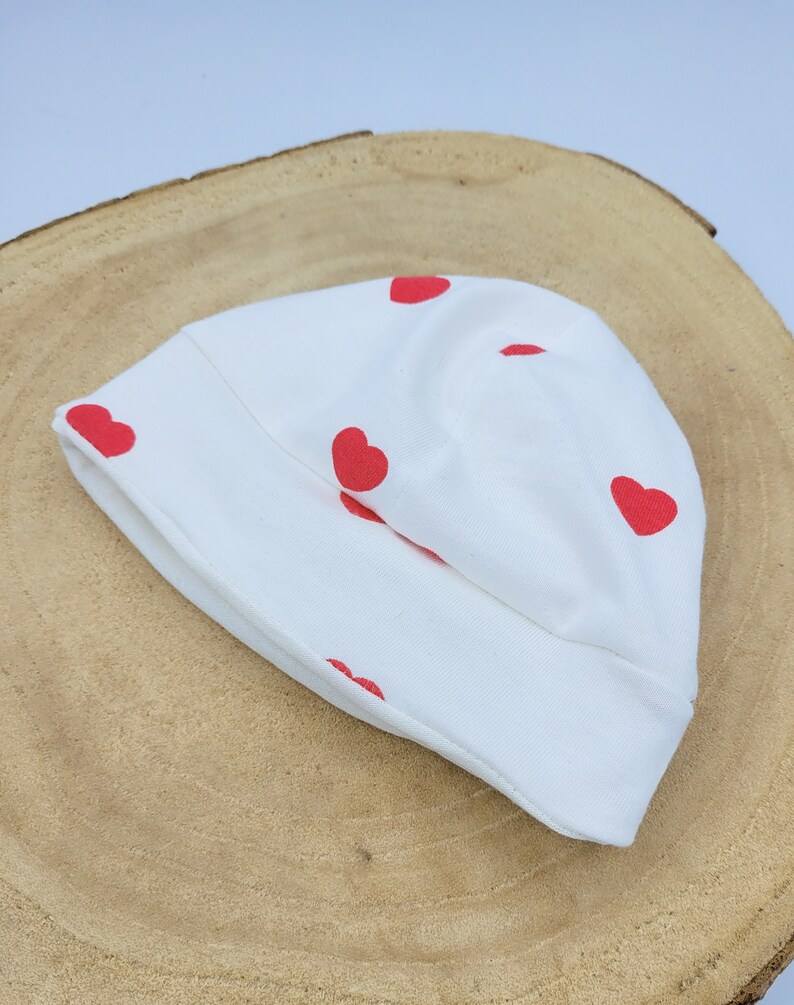 Bonnet de naissance personnalisable pour bébé thème petits cœurs image 3