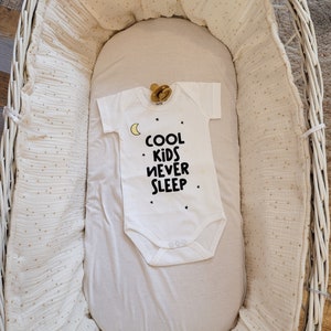 Aanpasbare witte bodysuit voor baby - Cool kinderen slapen nooit thema