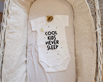 Body blanc personnalisable pour bébé - thème Cool kids never sleep