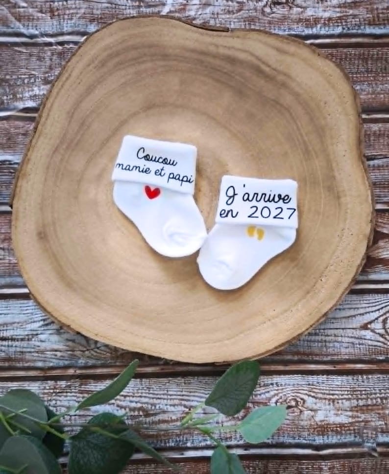 Aanpasbare sokken voor de aankondiging van je zwangerschap - thema "Ik kom in 2026-2027". afbeelding 11