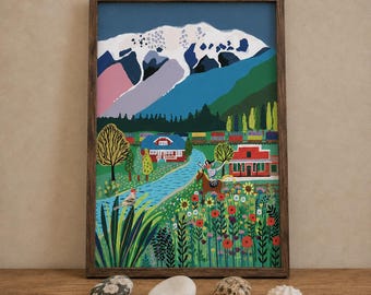 Könnte beinhalten: Ein gerahmter Kunstdruck mit einer farbenfrohen Landschaftsillustration. Die Szene zeigt ein schneebedecktes Gebirge über einem Tal mit einem blauen Fluss, einem roten Haus, einem roten Gebäude, einer Person auf einem braunen Pferd und Blumen.