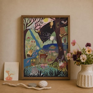 K&ouml;nnte beinhalten: Ein gerahmter Kunstdruck mit einer dichten Waldszene und verschiedenen Tieren wie einem Hirsch, einer Eule, einem B&auml;ren und einer Fledermaus. Die Illustration verwendet eine Palette aus Gr&uuml;n, Braun, Blau und Gelb und zeigt B&auml;ume und einen Bach.