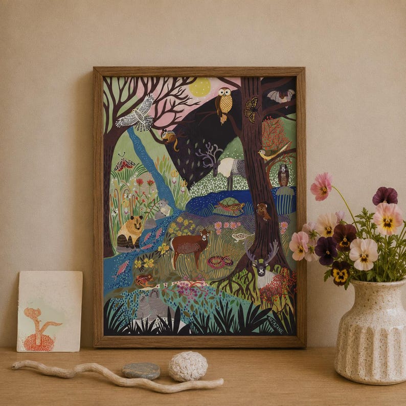 K&ouml;nnte beinhalten: Ein gerahmter Kunstdruck mit einer dichten Waldszene und verschiedenen Tieren wie einem Hirsch, einer Eule, einem B&auml;ren und einer Fledermaus. Die Illustration verwendet eine Palette aus Gr&uuml;n, Braun, Blau und Gelb und zeigt B&auml;ume und einen Bach.