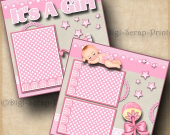Könnte beinhalten: Rosa-weiße Scrapbook-Seite mit dem Text "It's A Girl" und einer schlafenden Babypuppe. Die Seite hat zwei leere Fotoplätze und eine rosa-weiße Rassel.