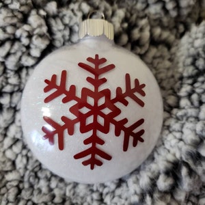 Snowflake Decal permanent vinyl - perfect for ornaments, Christmas decor, wine glasses, windows, tumbler cups, coffee mugs.