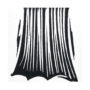 Op de afbeelding: Een zwart-witte grafische print met een reeks verticale, getextureerde lijnen die naar boven toe iets smaller worden en naar onderen toe breder uitlopen, wat een waaiervorm creëert met een geschulpte onderrand op een witte achtergrond.