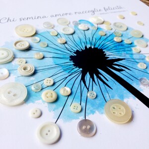 May include: A white background with a blue watercolour dandelion design. The dandelion is made of white buttons of various sizes and shapes. The text "Chi semina amore raccoglie felicita." is written in black at the top of the image.