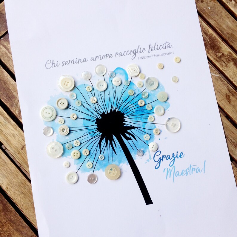 May include: A blue watercolour dandelion with white buttons for seeds. The quote "Chi semina amore raccoglie felicit&agrave;. - William Shakespeare" is written above the dandelion. The words "Grazie Maestra!" are written below the dandelion.