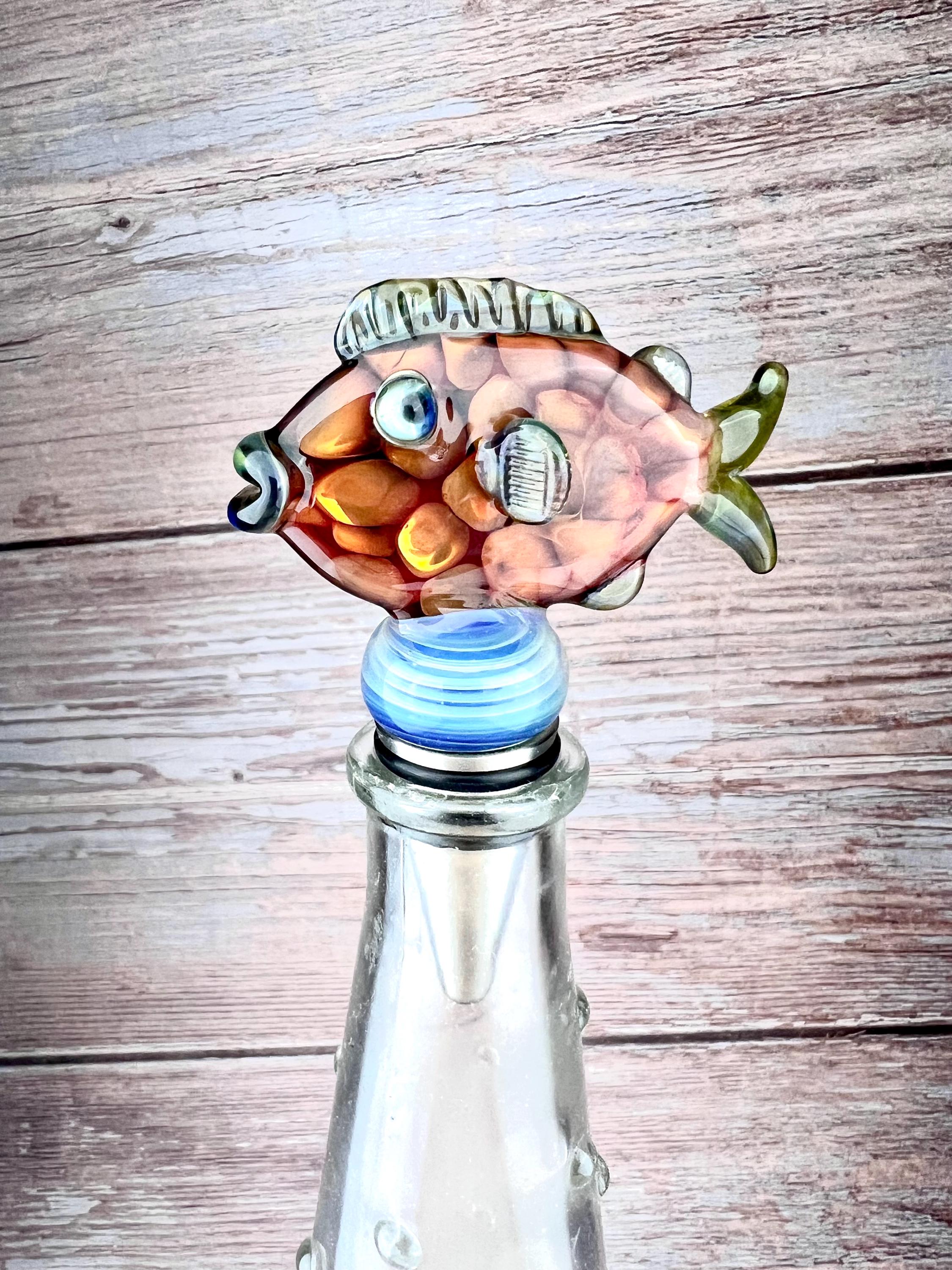Doppelseitiger Flaschenverschluss aus bedampftem Glas in Fischform: Mundgeblasener, individueller Metallverschluss für Wein und Bier