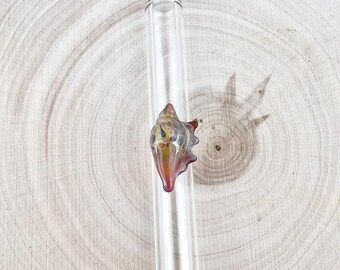 Cannuccia in vetro a forma di conchiglia: cannuccia in vetro borosilicato riutilizzabile realizzata a mano.