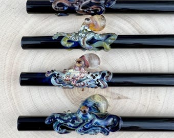 Detailierter Oktopus auf farbigem Glasstrohhalm: Handgemachter Wiederverwendbarer Strohhalm, Made to Order