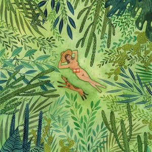 Pu&ograve; includere: Un'illustrazione ad acquerello di una persona sdraiata sulla schiena in una lussureggiante foresta verde. La persona indossa un cappello di paglia e tiene un libro. Un cane &egrave; sdraiato accanto alla persona. La foresta &egrave; piena di vari tipi di piante e alberi.