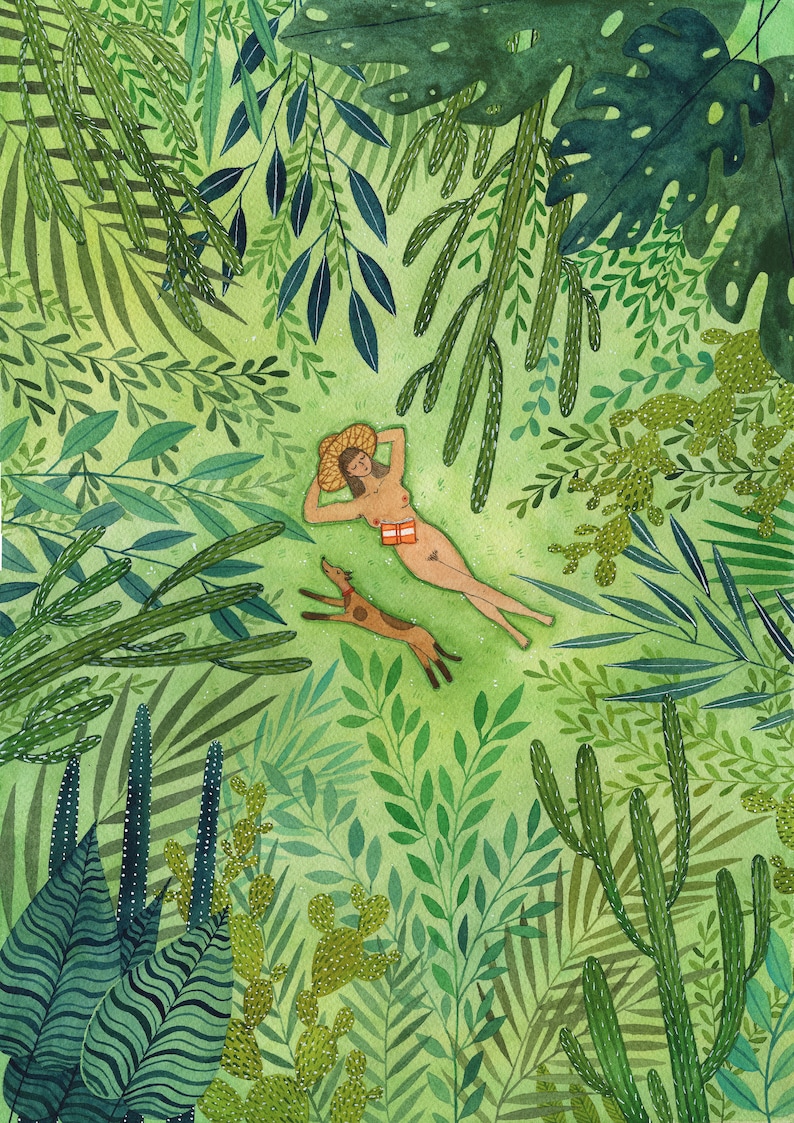 Pu&ograve; includere: Un'illustrazione ad acquerello di una persona sdraiata sulla schiena in una lussureggiante foresta verde. La persona indossa un cappello di paglia e tiene un libro. Un cane &egrave; sdraiato accanto alla persona. La foresta &egrave; piena di vari tipi di piante e alberi.