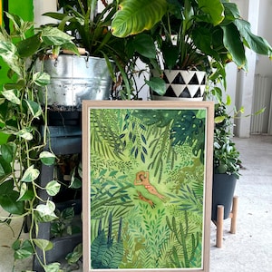 Pu&ograve; includere: Un'illustrazione incorniciata di una donna sdraiata in una lussureggiante giungla verde con un cane al suo fianco. L'illustrazione &egrave; circondata da una cornice marrone chiaro.