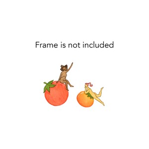 Pu&ograve; includere: Due figure, una con la pelle scura e una con la pelle chiara, sono sedute in cima a grandi pomodori rossi e arancioni. Il testo "Frame is not included" &egrave; scritto in nero nella parte superiore dell'immagine.