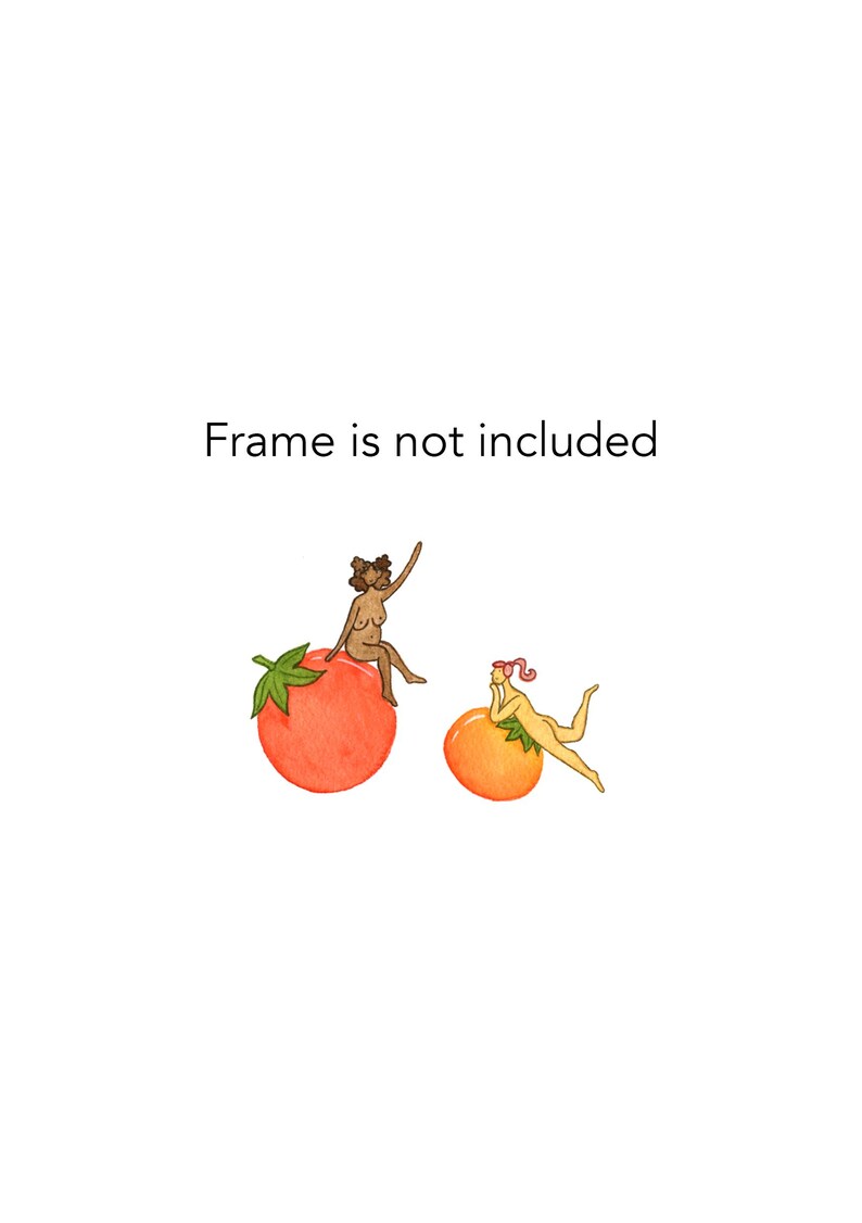 Pu&ograve; includere: Due figure, una con la pelle scura e una con la pelle chiara, sono sedute in cima a grandi pomodori rossi e arancioni. Il testo "Frame is not included" &egrave; scritto in nero nella parte superiore dell'immagine.