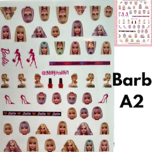 Pode incluir: Uma folha de adesivos para unhas com uma variedade de rostos de bonecas Barbie. Os adesivos s&atilde;o rosa, branco e azul. A folha &eacute; etiquetada "Barbie A2".