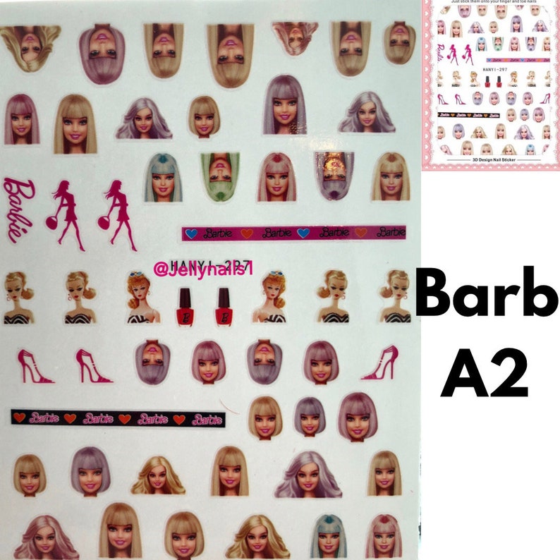 Pode incluir: Uma folha de adesivos para unhas com uma variedade de rostos de bonecas Barbie. Os adesivos s&atilde;o rosa, branco e azul. A folha &eacute; etiquetada "Barbie A2".