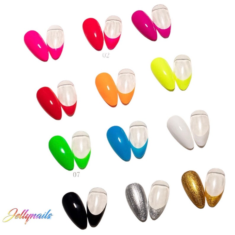 Pu&ograve; includere: Una collezione di unghie finte in vari colori, tra cui rosa, rosso, arancione, giallo, verde, blu, bianco, nero, argento e oro. Ogni unghia ha una punta trasparente e una base colorata. Il marchio "Jellynails" &egrave; visibile.