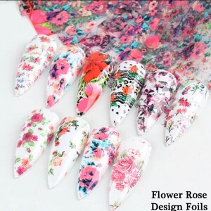 Puede incluir: Surtido de l&aacute;minas de u&ntilde;as florales con varios dise&ntilde;os con flores rosas, rojas y blancas. Las l&aacute;minas est&aacute;n etiquetadas como "Flower Rose Design Foils".