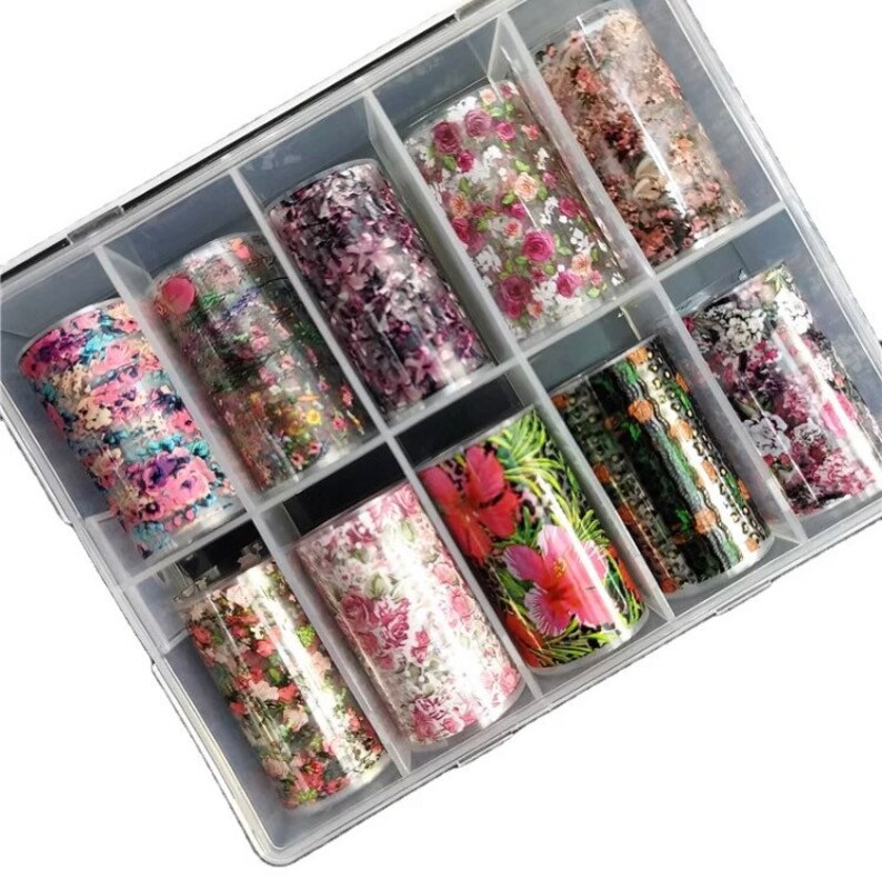 Puede incluir: Una caja de almacenamiento de pl&aacute;stico transparente con 10 rollos de l&aacute;mina de transferencia para nail art de colores. La l&aacute;mina tiene dise&ntilde;os florales, geom&eacute;tricos y abstractos.